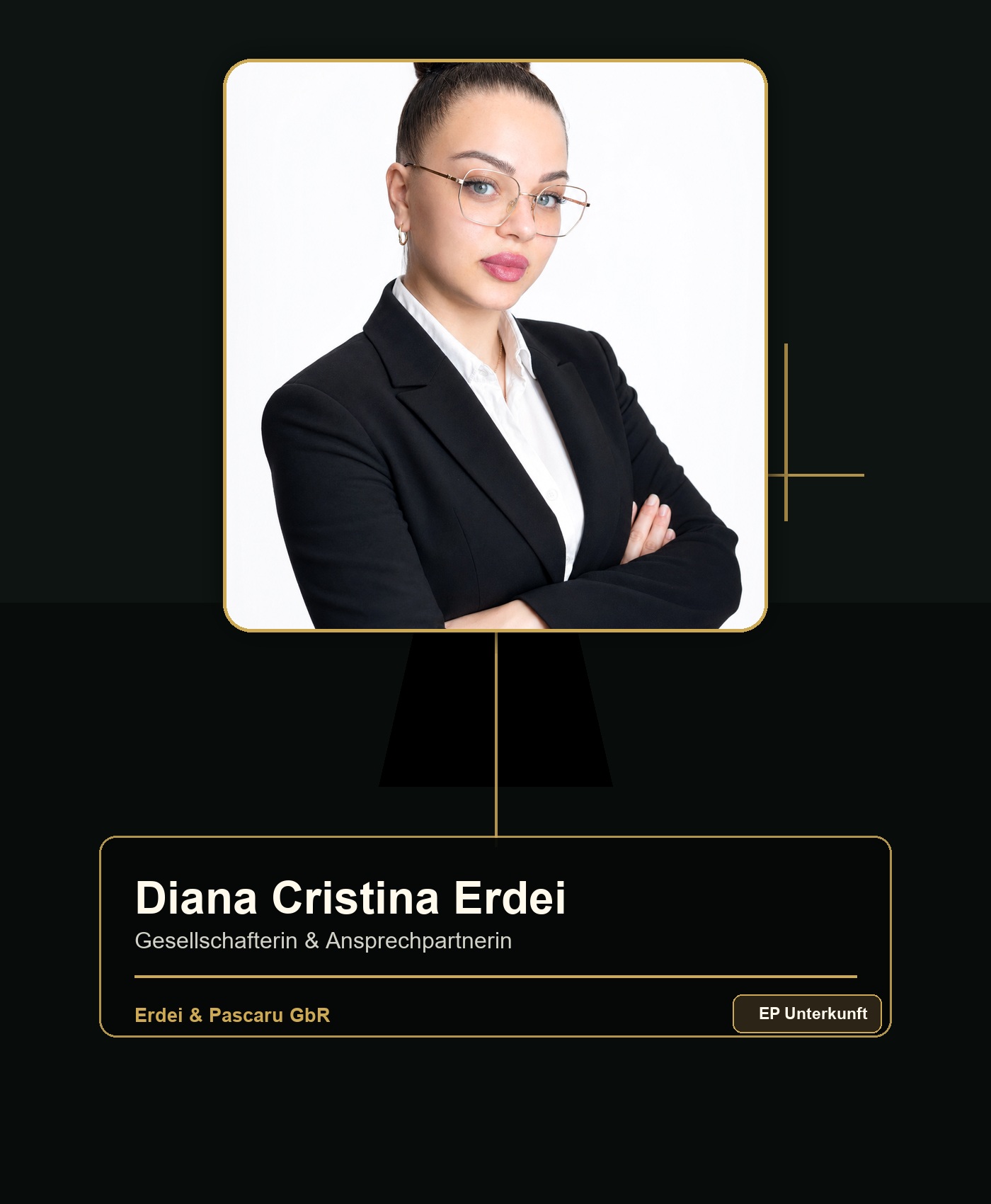 Diana Cristina Erdei - Gesellschafterin und Ansprechpartnerin mit blauen Augen im Business Portrait